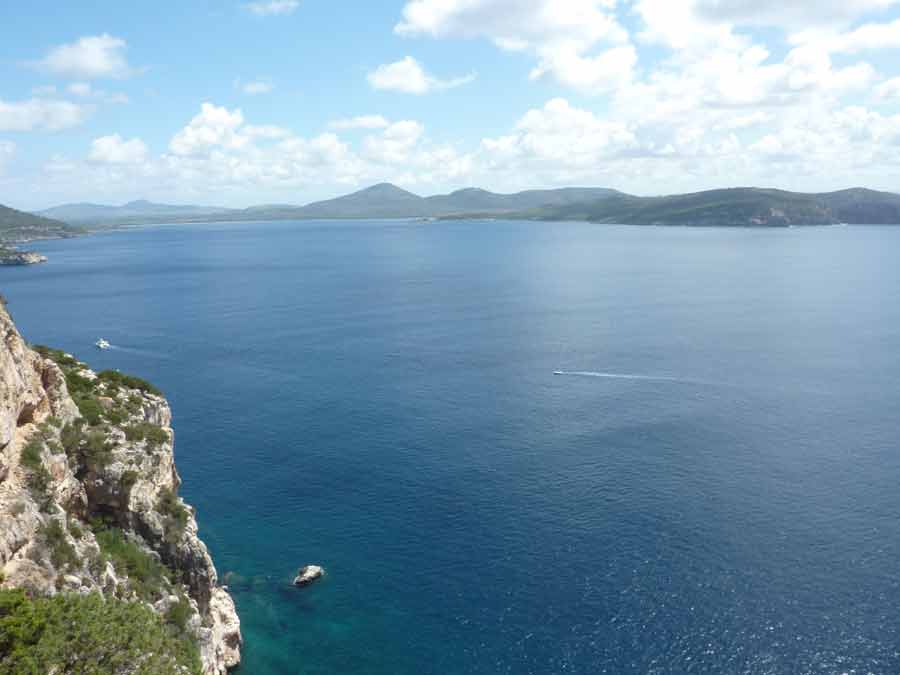 Vue panoramique sur la mer depuis les falaises au-dessus de la Grotta di Nettuno (grottes de Neptune) en Sardaigne