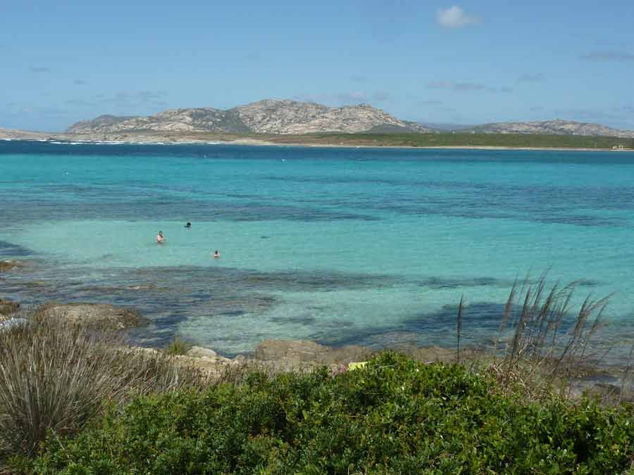Baignade dans les eaux turquoise de la plage de La Pelosa à Stintino en Sardaigne
