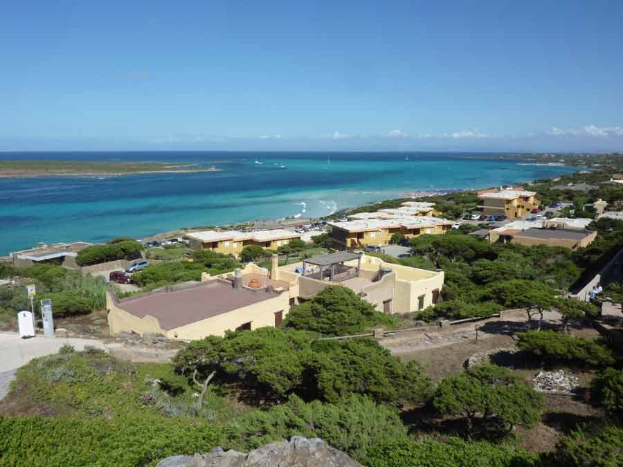 Vue panoramique sur Stintino et la mer depuis les hauteurs de la Sardaigne