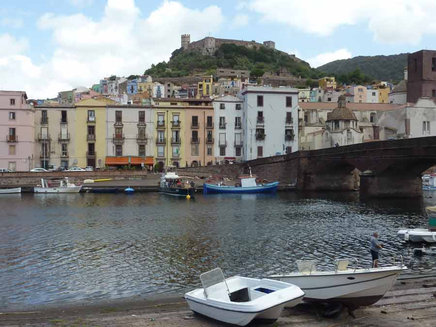 Vue sur les maisons colorées et le château médiéval de Bosa en Sardaigne