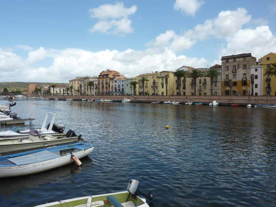Maisons colorées de Bosa le long de la rivière Temo en Sardaigne