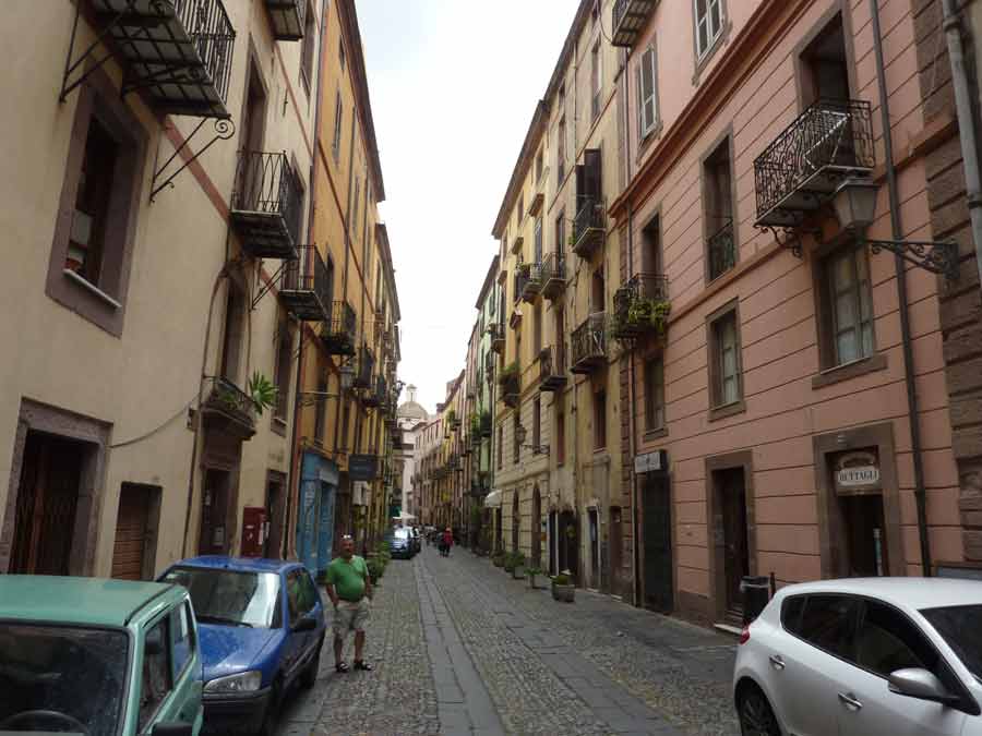 Ruelle pavée typique du centre historique de Bosa en Sardaigne