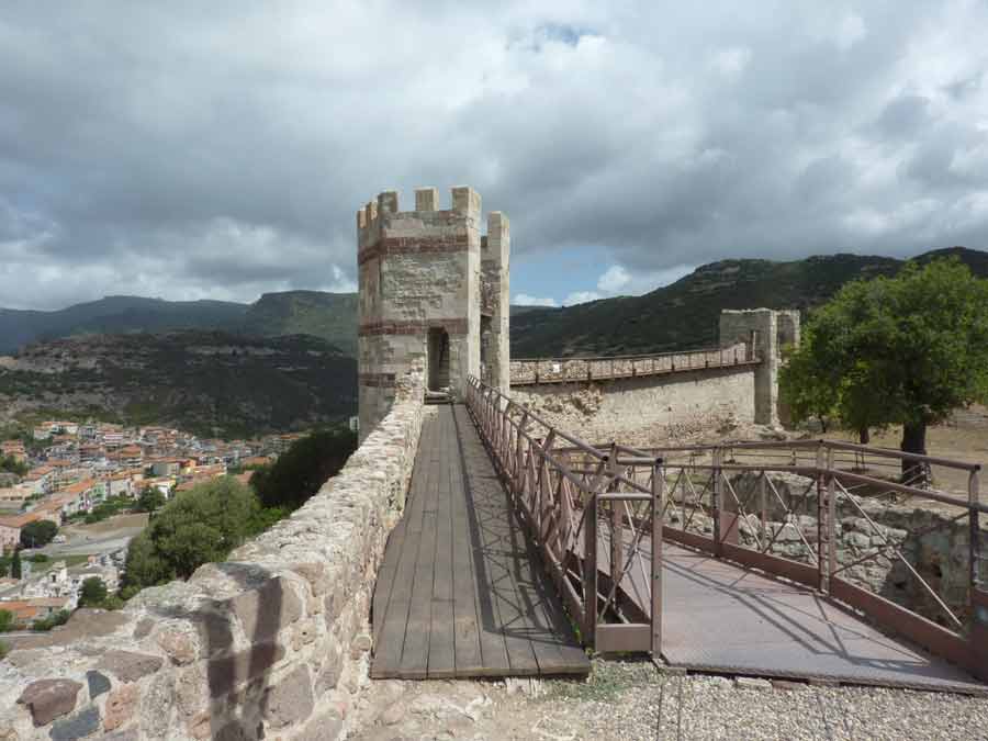 Remparts et tour du château de Serravalle dominant Bosa en Sardaigne