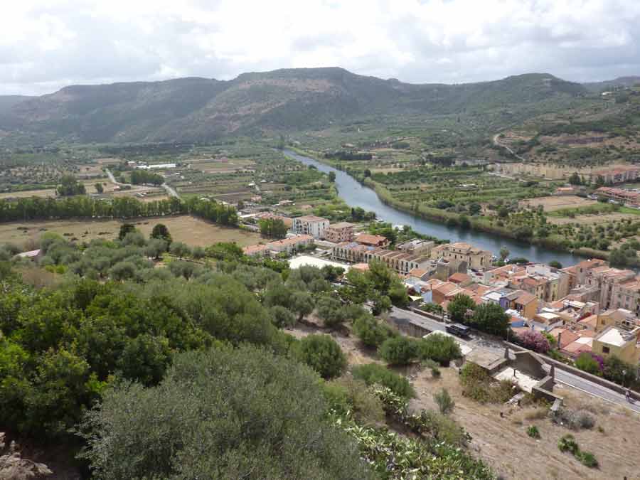 Panorama depuis le château sur la vallée du Temo et la campagne autour de Bosa en Sardaigne