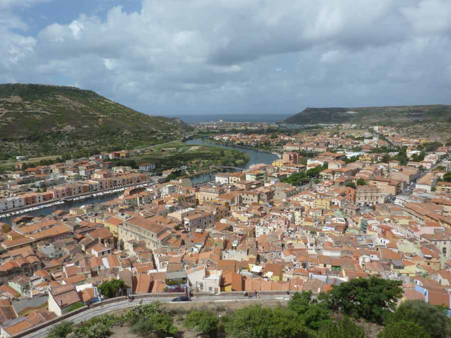 Vue aérienne sur les toits et la rivière Temo à Bosa en Sardaigne