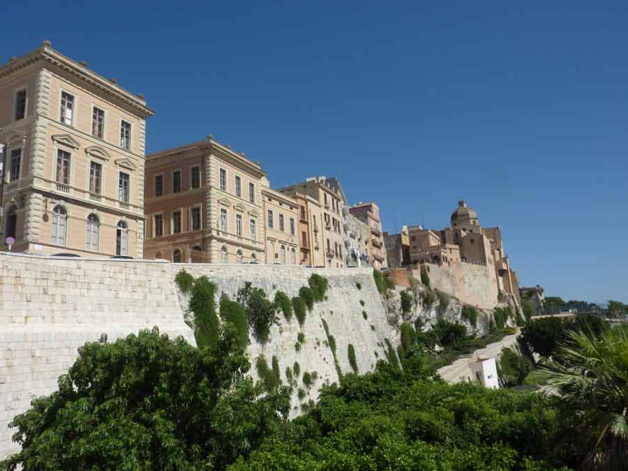 Vue sur les remparts et le quartier médiéval de Castello à Cagliari en Sardaigne