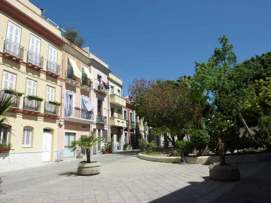 Place tranquille bordée de maisons colorées dans le centre de Cagliari en Sardaigne