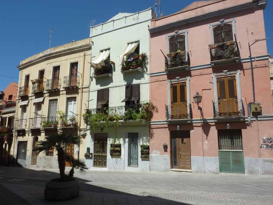 Façades pastel typiques des ruelles historiques de Cagliari en Sardaigne