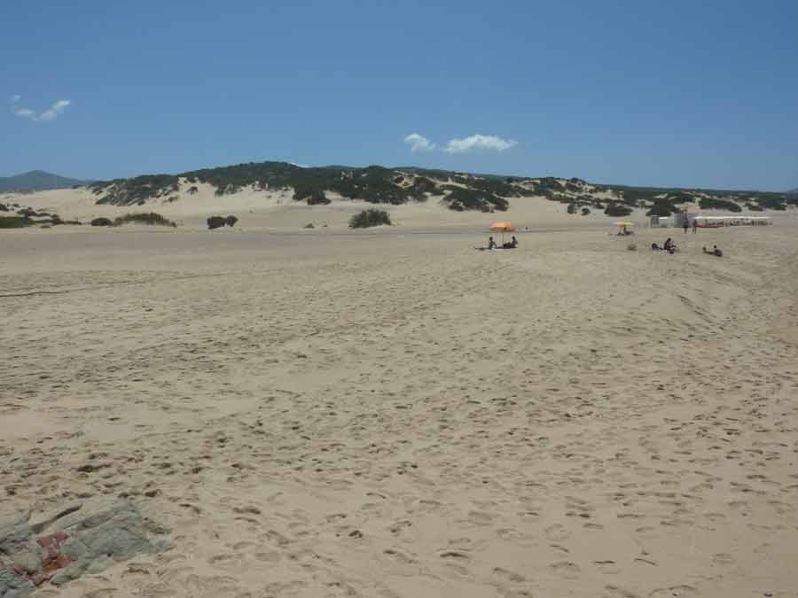 Vue sur les dunes de Piscinas avec quelques visiteurs en Sardaigne