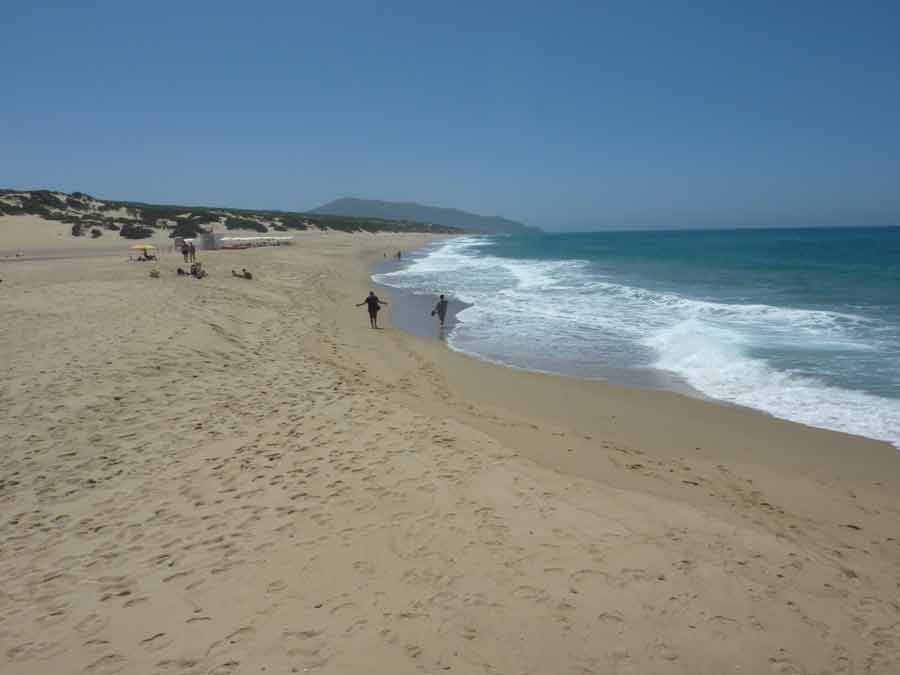 Plage sauvage bordée par les dunes de Piscinas et la mer en Sardaigne