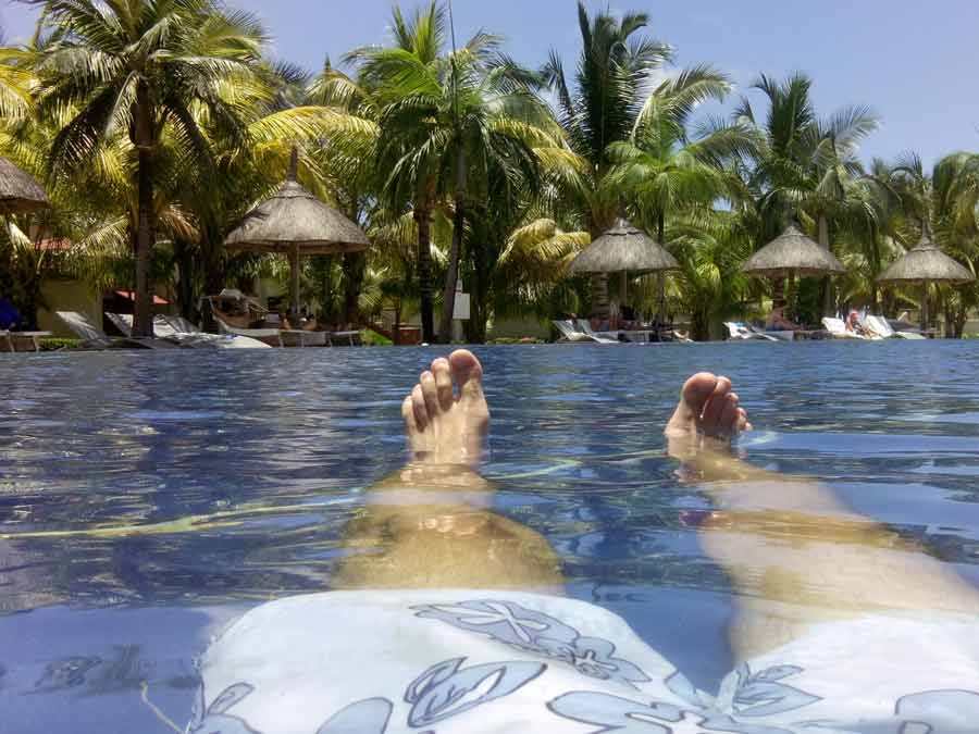 Moment de détente dans la piscine du Tamassa Bel Ombre, face aux palmiers de l’île Maurice