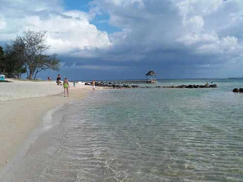 Plage de sable blanc et lagon cristallin devant l’hôtel Tamassa Bel Ombre à l’île Maurice