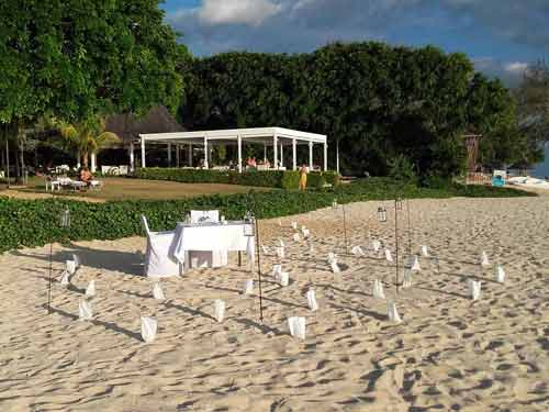 Table romantique dressée sur la plage de l’hôtel Tamassa Bel Ombre à l’île Maurice