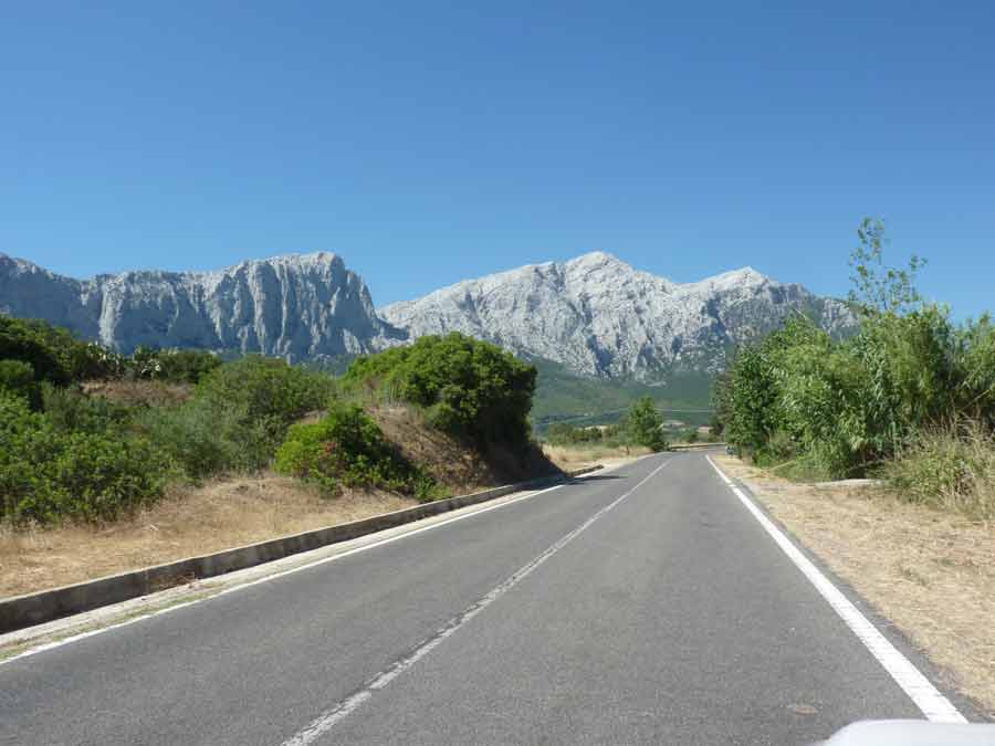 Route menant vers les montagnes de la Barbagia près d’Orgosolo en Sardaigne