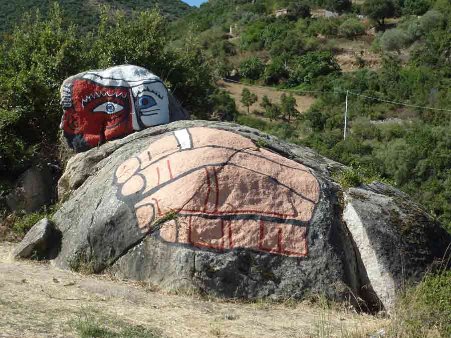 Rocher peint d’une fresque colorée près d’Orgosolo en Sardaigne
