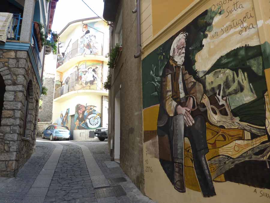 Ruelle d’Orgosolo ornée de fresques murales colorées