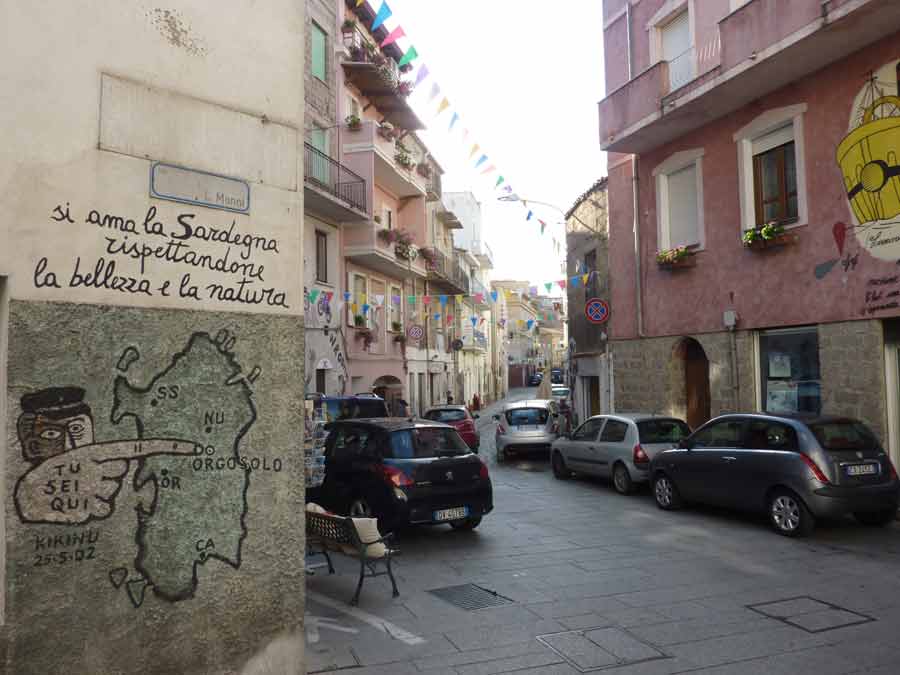 Fresque murale représentant une carte de la Sardaigne dans les rues d’Orgosolo