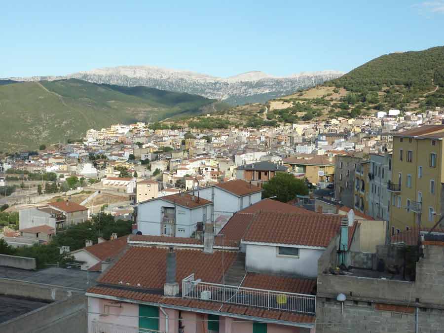 Vue panoramique sur le village d’Orgosolo entouré de montagnes
