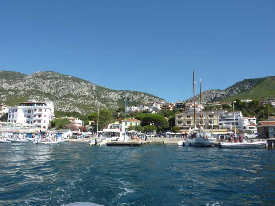Vue sur le port de Cala Gonone, point de départ pour les excursions en bateau vers le golfe d’Orosei en Sardaigne
