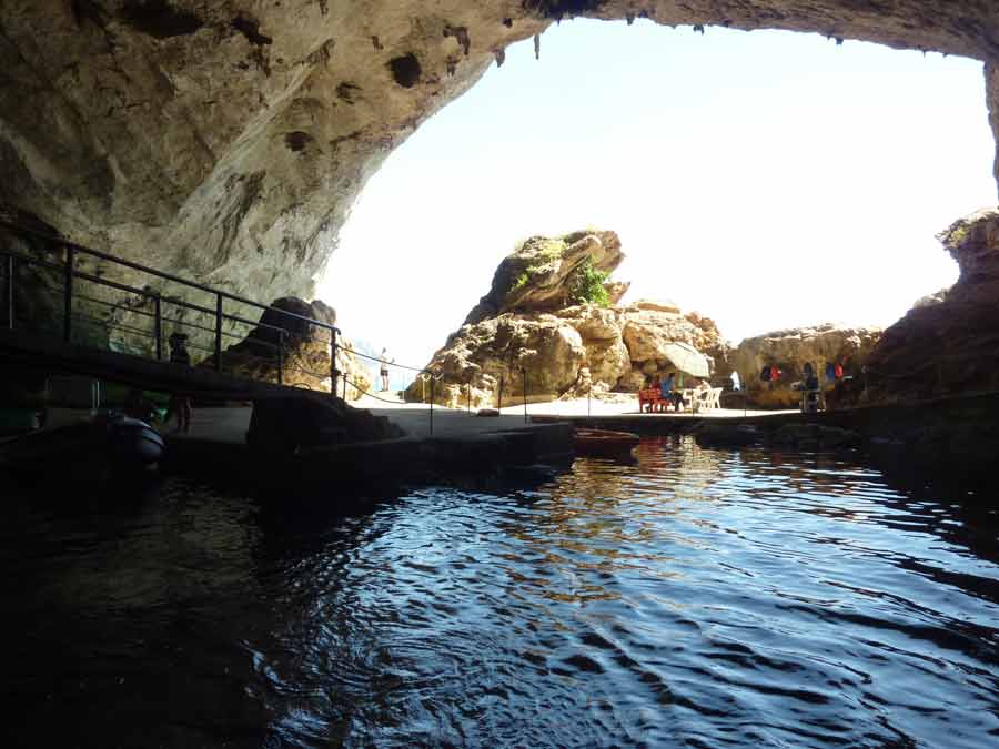 Entrée d’une grotte marine accessible en bateau dans le golfe d’Orosei, Sardaigne