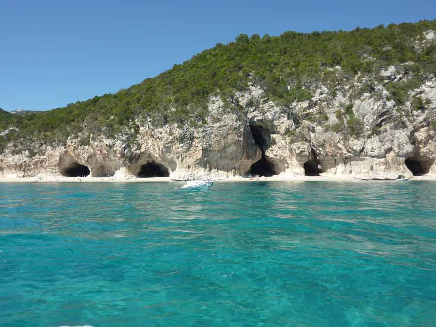 Falaises et grottes marines bordant les eaux turquoise du golfe d’Orosei en Sardaigne