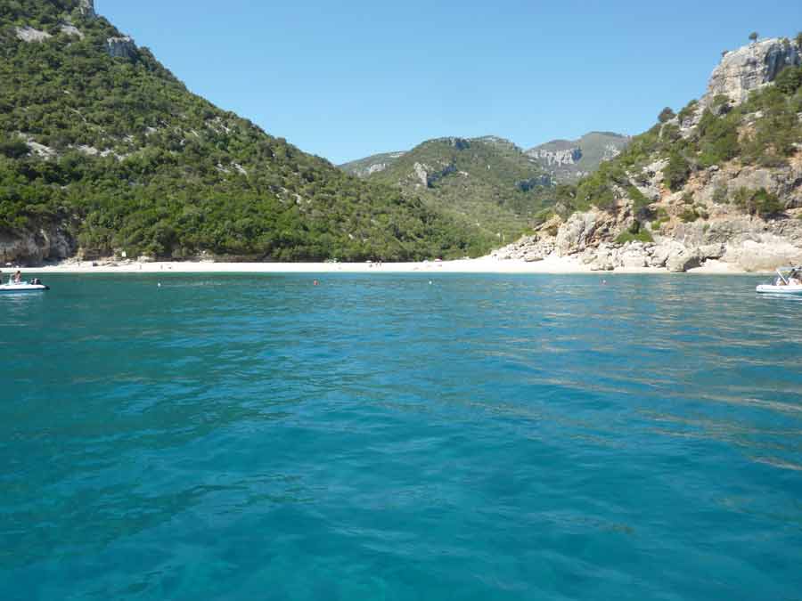 Crique isolée entourée de falaises dans le golfe d’Orosei, accessible uniquement par bateau