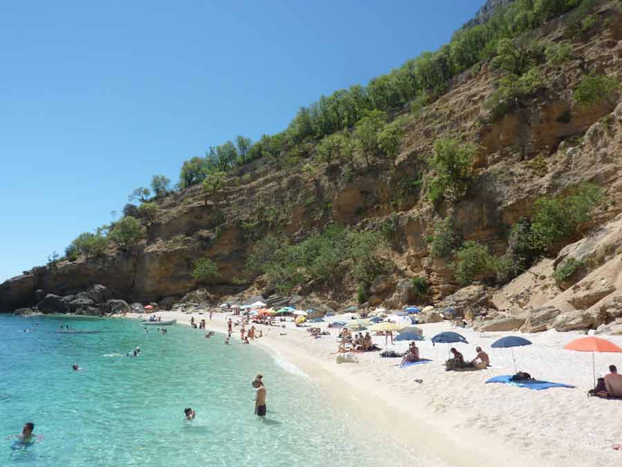 Plage de sable blanc et eaux cristallines du golfe d’Orosei, très prisée des baigneurs