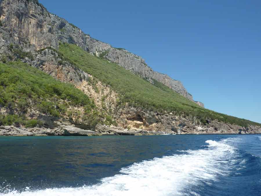 Falaises imposantes plongeant dans la mer bleue du golfe d’Orosei, Sardaigne