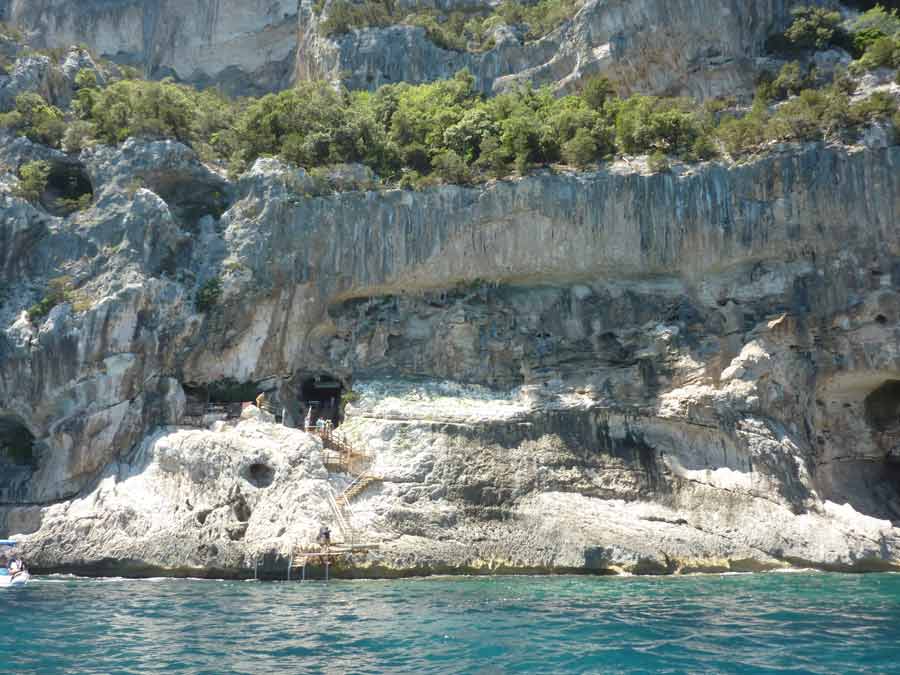 Falaises abruptes et grottes marines sur le littoral du golfe d’Orosei, Sardaigne