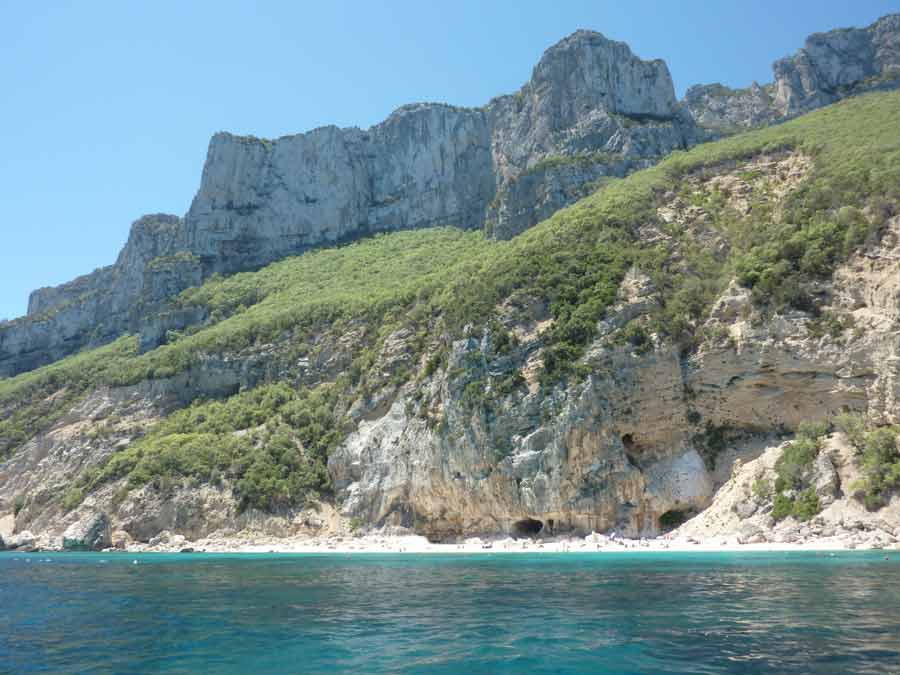 Plage sauvage au pied des falaises dans le golfe d’Orosei, Sardaigne