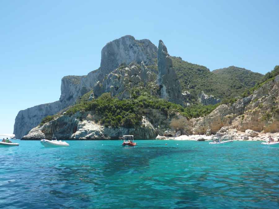 Paysage spectaculaire du golfe d’Orosei avec ses eaux turquoise et ses falaises escarpées en Sardaigne