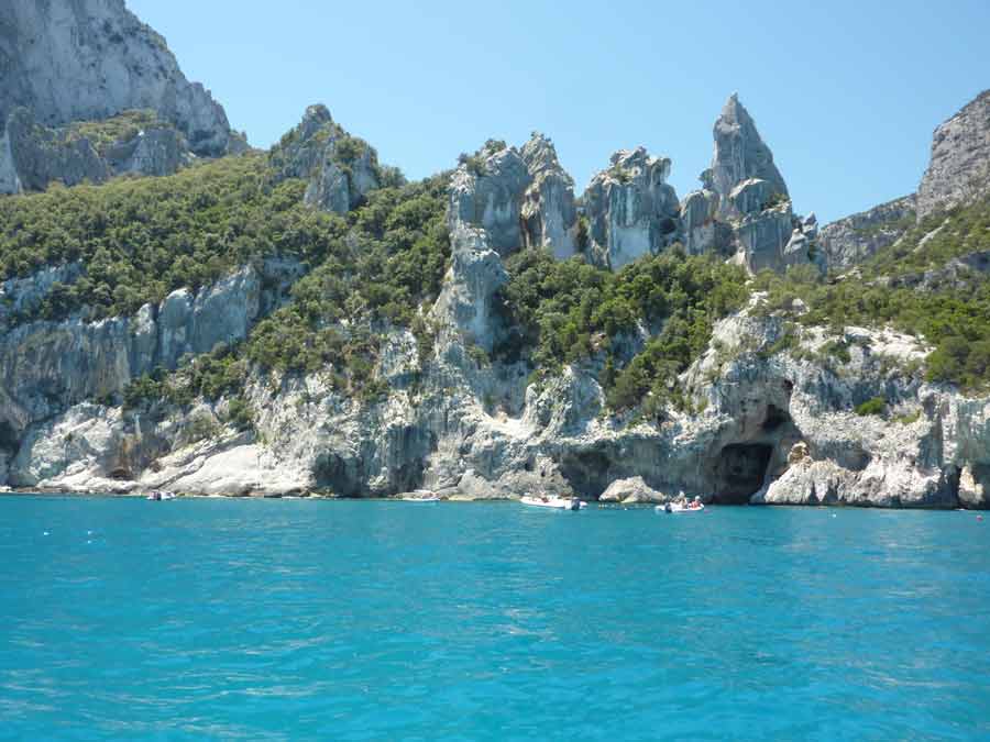 Falaises calcaires et grotte marine au large du golfe d’Orosei en Sardaigne