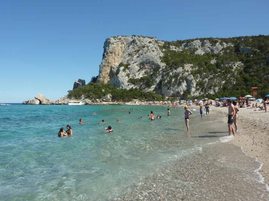 Baignade et plage de galets au bord du golfe d’Orosei en Sardaigne