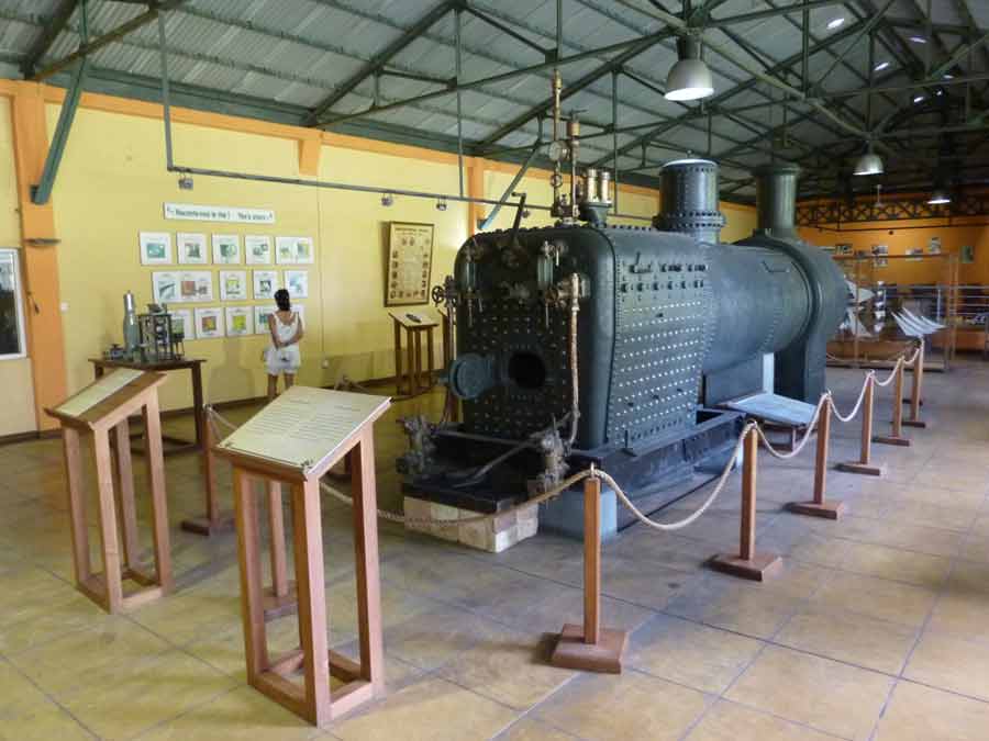 Salle du musée du thé avec anciennes machines au domaine de Bois Chéri à l’île Maurice