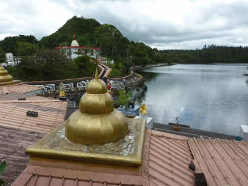Vue sur le lac sacré de Grand Bassin et les temples hindous à l’île Maurice