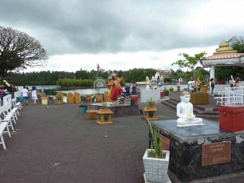 Statues et offrandes autour du lac sacré de Grand Bassin à l’île Maurice