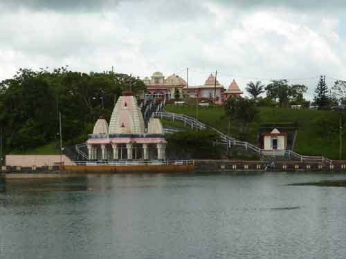 Temple hindou coloré au bord du lac sacré de Grand Bassin à l’île Maurice