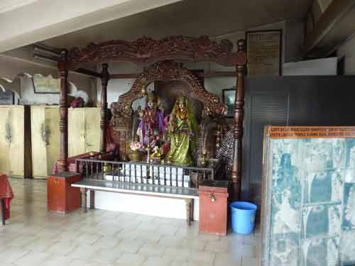 Sanctuaire intérieur avec statues de divinités hindoues à Grand Bassin, île Maurice
