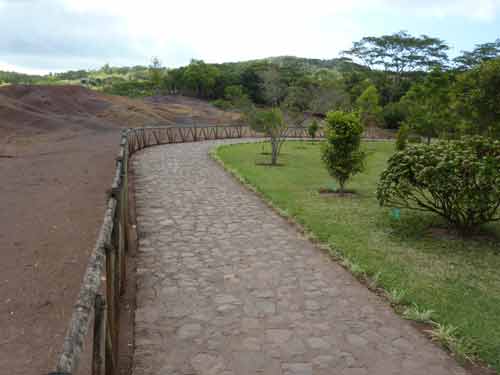 Sentier pavé menant aux Terres de Chamarel à l’île Maurice