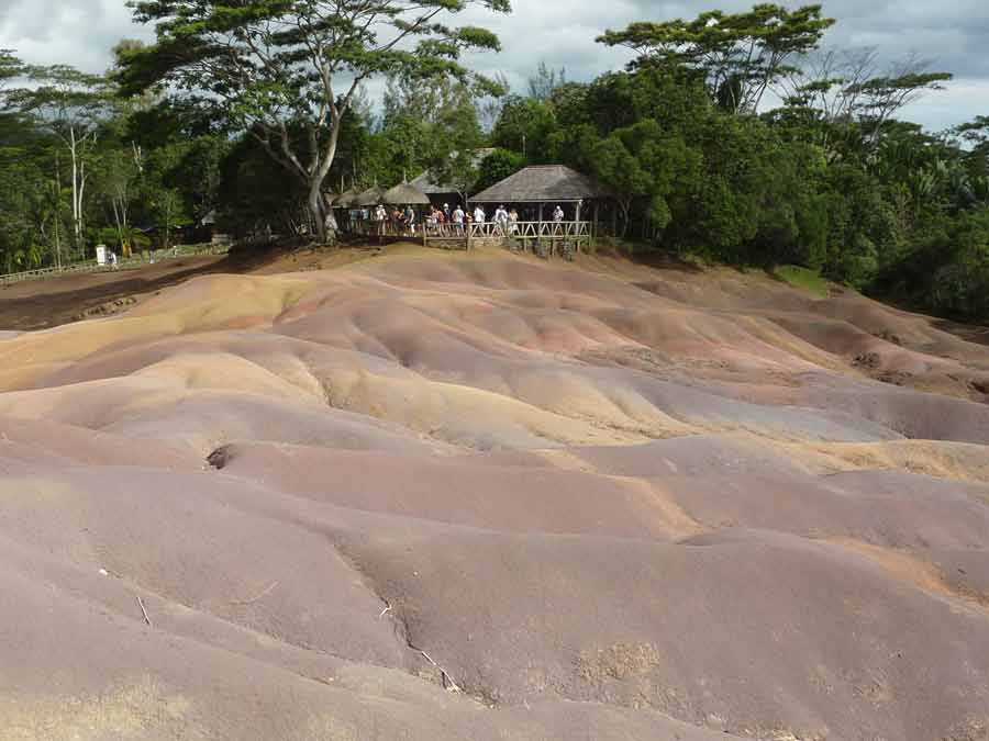 Vue sur la Terre des Sept Couleurs de Chamarel avec belvédère à l’île Maurice