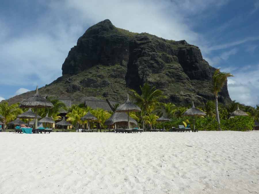 Plage de sable blanc au pied du Morne Brabant, site emblématique de l’île Maurice