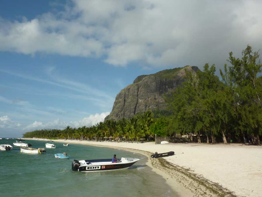 Vue sur la montagne du Morne Brabant et le lagon turquoise de l’île Maurice