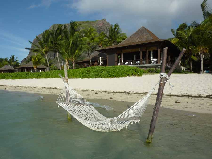 Hamac suspendu face au lagon de la plage du Morne Brabant à l’île Maurice