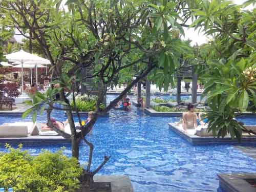 Piscine tropicale avec bassins et végétation à l’hôtel Long Beach à l’île Maurice