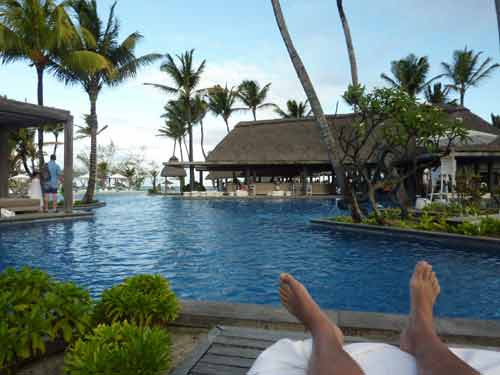 Moment de détente au bord de la piscine de l’hôtel Long Beach à Belle Mare, île Maurice