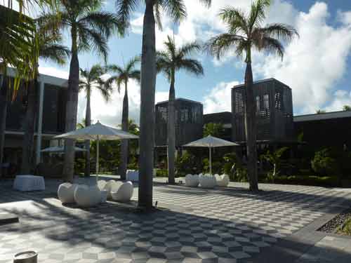 Cour intérieure moderne avec palmiers à l’hôtel Long Beach de Belle Mare, île Maurice