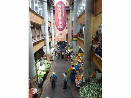 Vue intérieure du marché central de Port Louis avec stands de fruits et légumes, île Maurice