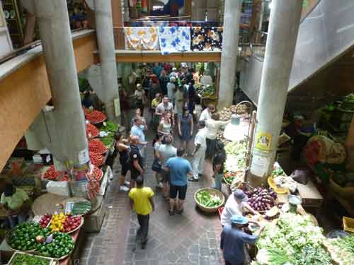 Ambiance animée au marché de Port Louis, cœur de la vie locale à l’île Maurice
