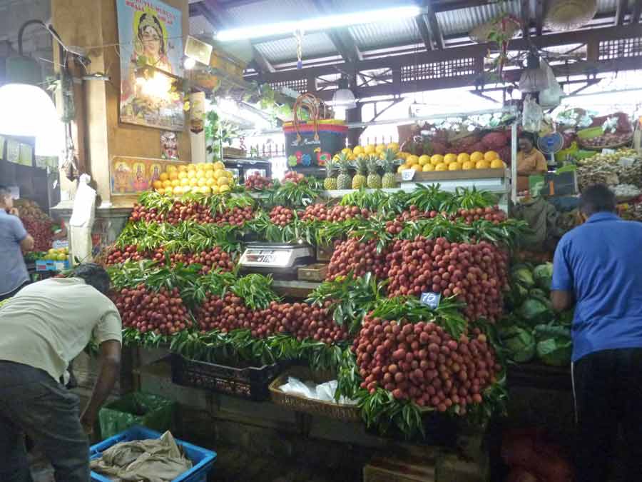 Étal de litchis, piments et ananas au marché de Port Louis à l’île Maurice