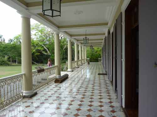Galerie couverte du château de Labourdonnais avec carrelage ancien et colonnes